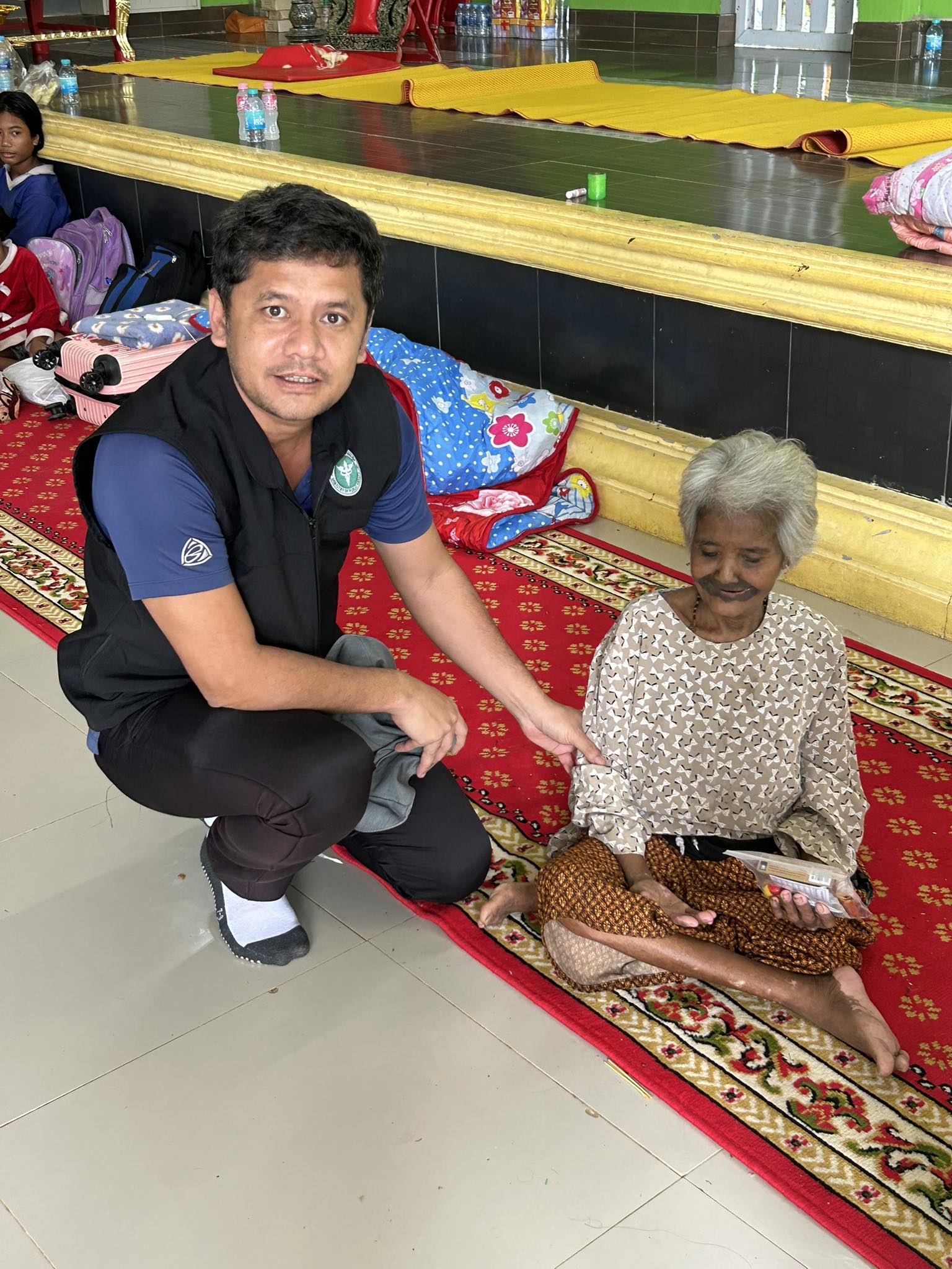 วันที่ 23 พฤศจิกายน 2568 นายธีรวุฒิ โชติสกุล 
ผู้ช่วยสาธารณสุขอำเภอปะเหลียน(ด้านบริหาร) 
นายวิทยา สุทธิวงศ์ ผู้ช่วยสาธารณสุขอำเภอปะเหลียน (ด้านวิชาการ) พร้อมด้วยทีม PHEOC อำเภอปะเหลียนลงเยี่ยมติดตามพื้นที่น้ำท่วม ในเขตอำเภอปะเหลียนและมอบยาสำหรับผู้ประสบภัยน้ำท่วมได้รับสนับสนุนจากโรงพยาบาลปะเหลียน 💦⚡️☔️