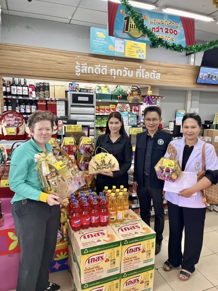 นายพิเชฐ ทองรักษ์ สาธารณสุขอำเภอปะเหลียน 
มอบหมาย นายธีรวุฒิ โชติสกุล ผู้ช่วยสาธารณสุขอำเภอปะเหลียน พร้อมกับเจ้าหน้าที่เภสัชกรโรงพยาบาลปะเหลียน และผู้รับผิดชอบงานคุ้มครองผู้บริโภค สำนักงานสาธารณสุขอำเภอปะเหลียน ลงพื้นที่ตรวจสอบการจำหน่ายสินค้ากระเช้าของขวัญในช่วงเทศกาลปีใหม่ ณ สถานที่จำหน่าย